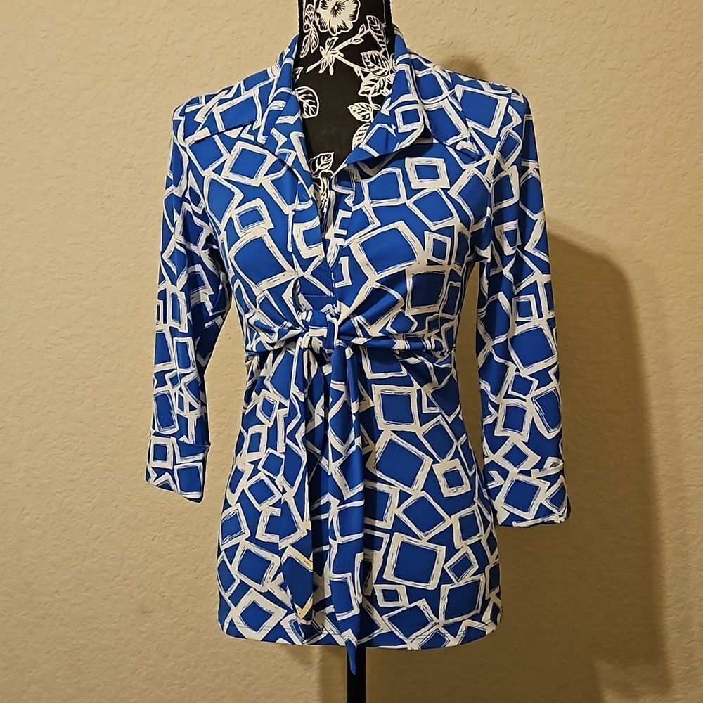 Mesmerize Blue & White 3/4 length sleeve blouse Size XS